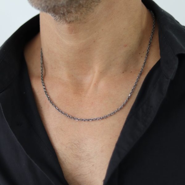 גבר עם שרשרת לולאות רטרו בצבע כסף מושחר