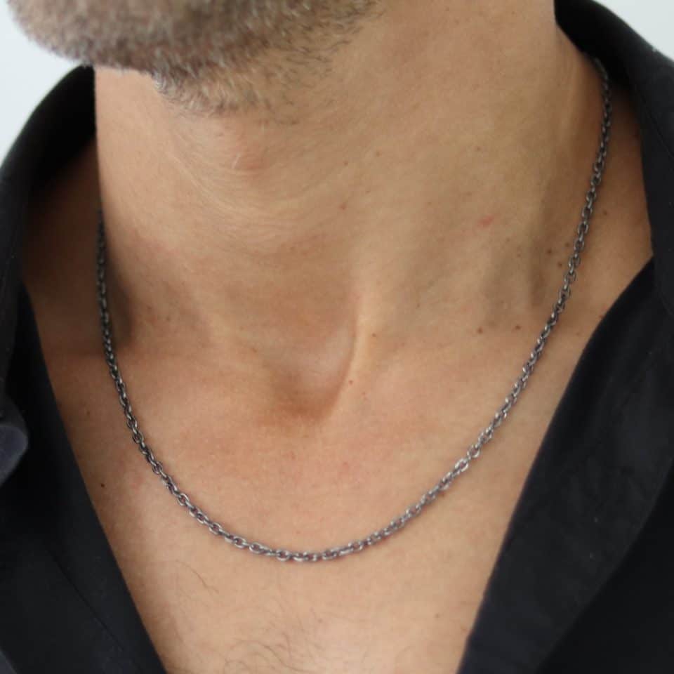 שרשרת לולאות לגבר בצבע כסף מושחר
