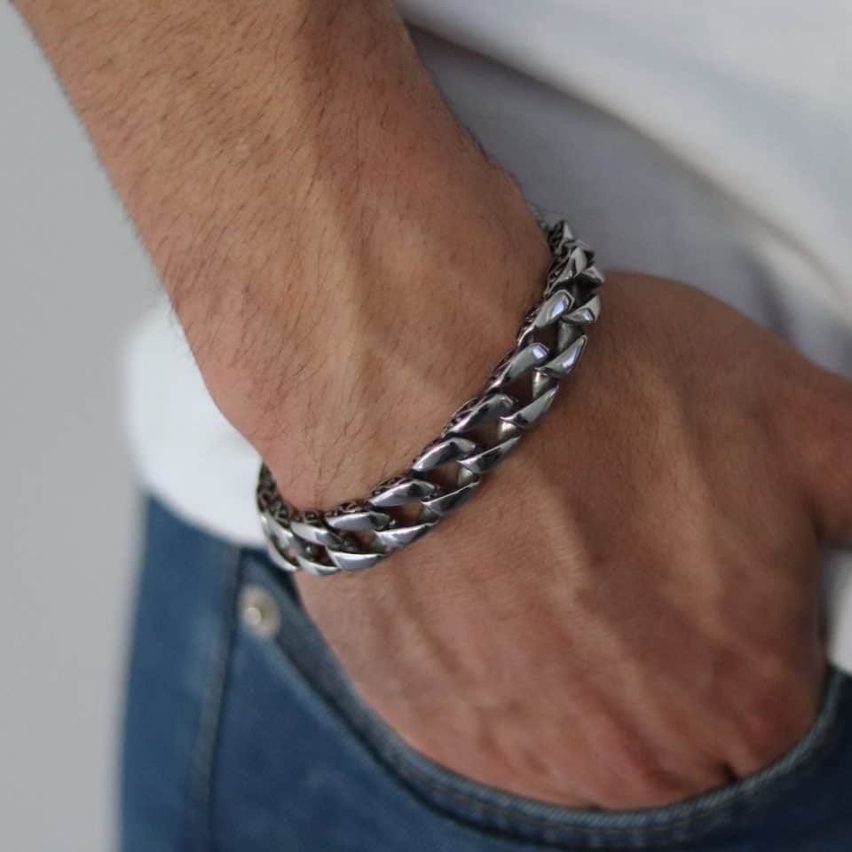 צמיד גורמט לגבר עם עיטור בצד