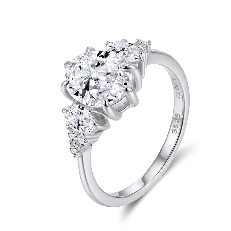 טבעת מואסנייט אובלית עם אבנים בצדדים כסף